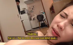 Cô gái tuổi teen phát hiện anh trai mình đang thủ dâm với video tự quay ngực trần của mình và lấy dương vật của anh ta