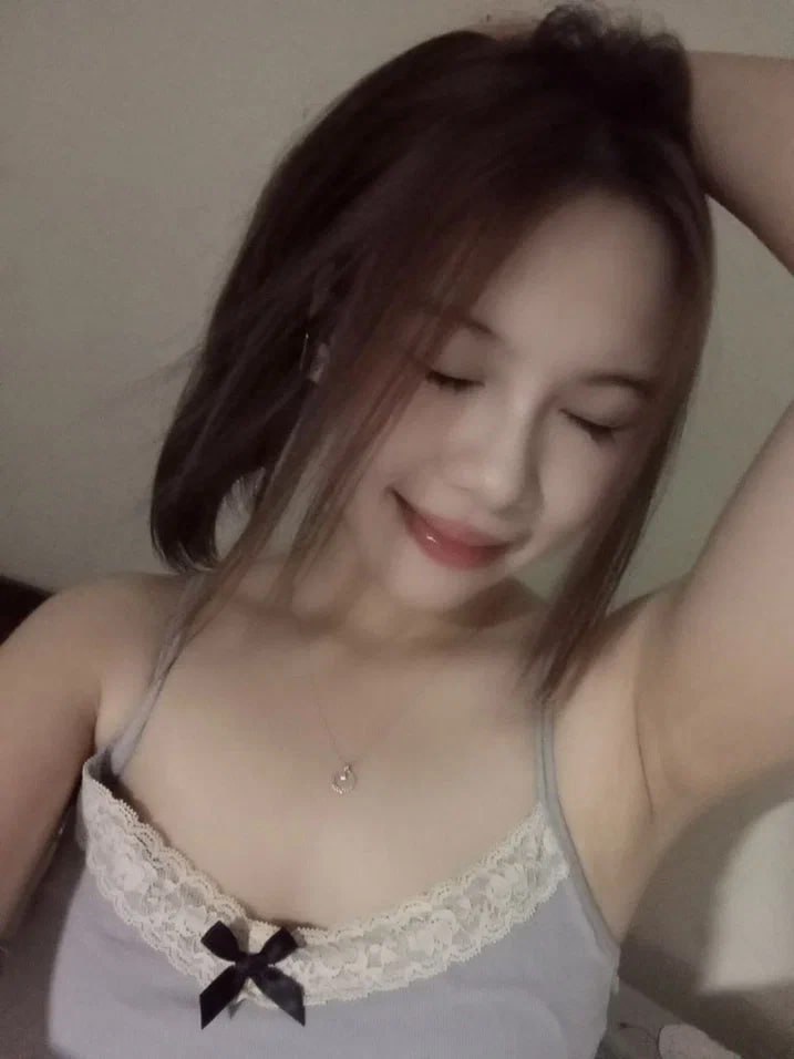 Mua dâm em gái vú to đang đi dạo trên đường