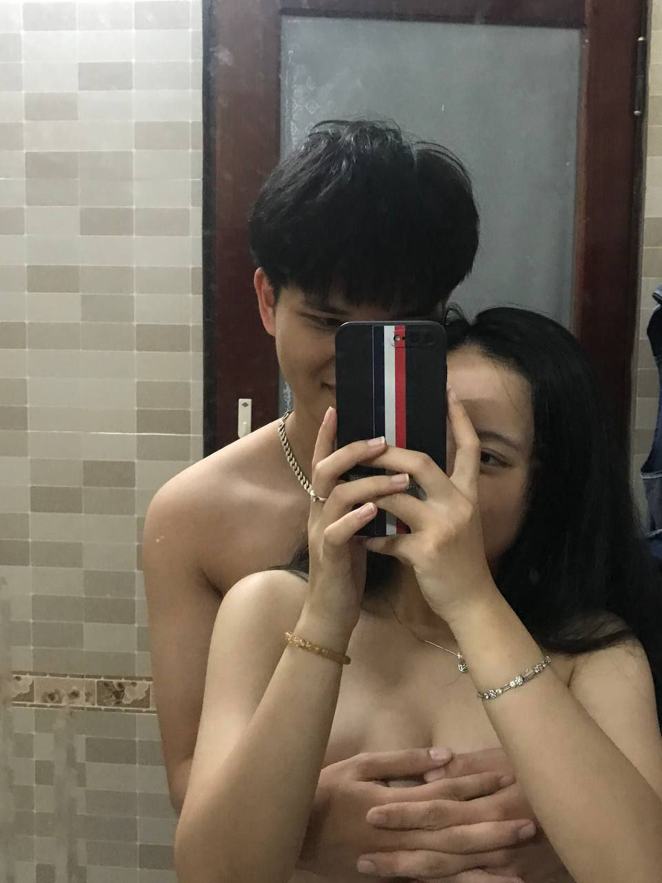Cô giáo móc bướm ở giờ giải lao trong lớp học bị cậu học trò phát hiện tống tình